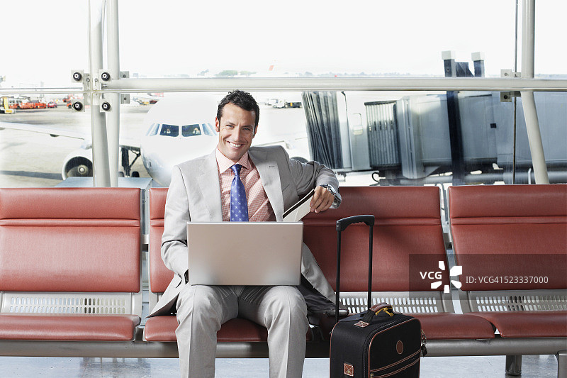 在机场使用笔记本电脑的男人图片素材