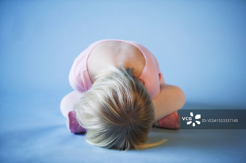 头靠在地板上的女孩图片素材