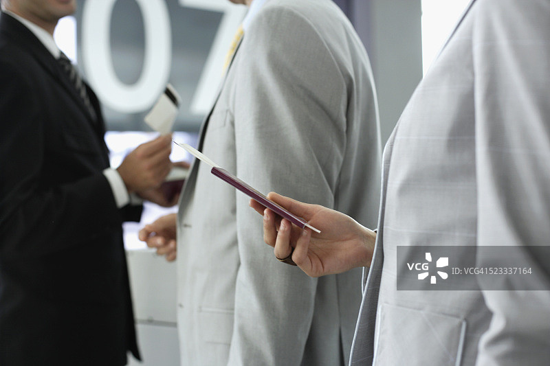 旅行者在机场排队图片素材