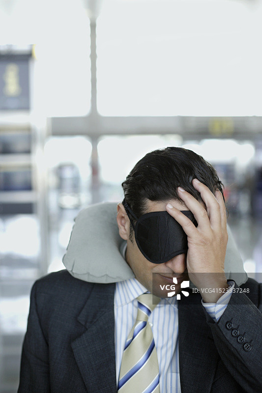 在机场的疲惫商人图片素材
