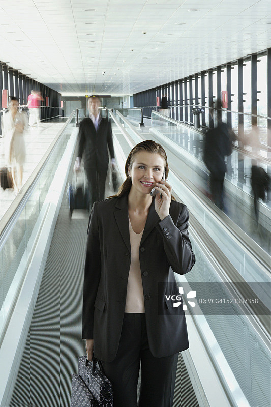 在自动人行道上的女商人图片素材