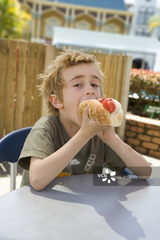 男孩吃热狗图片素材