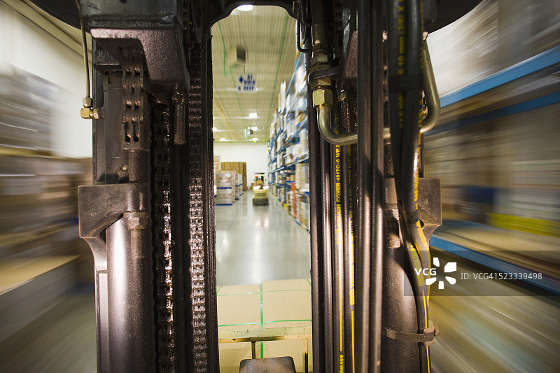 仓库中移动的叉车上的景观图片素材