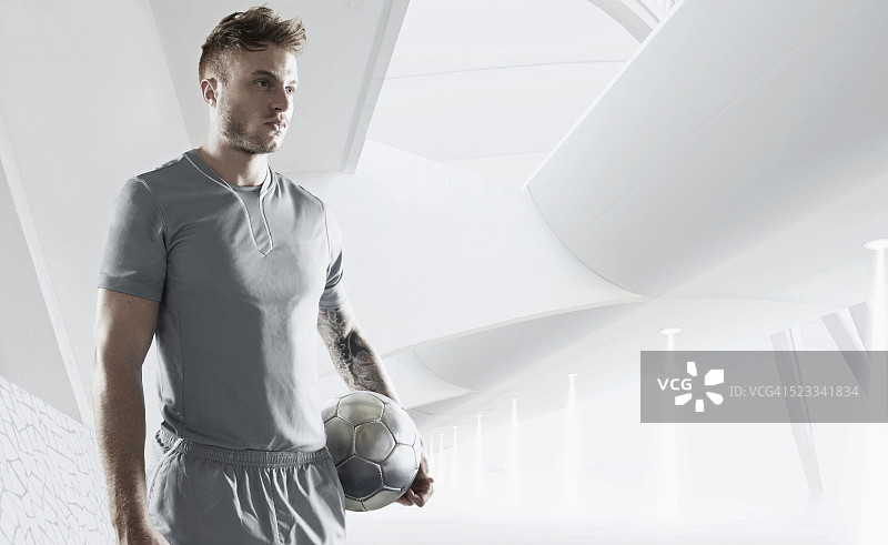 未来感白色环境中的足球运动员图片素材