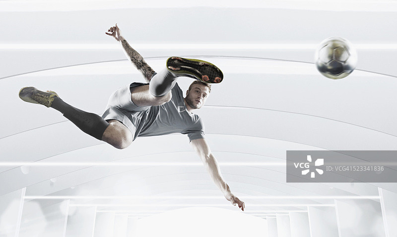 未来感白色环境中的足球运动员图片素材