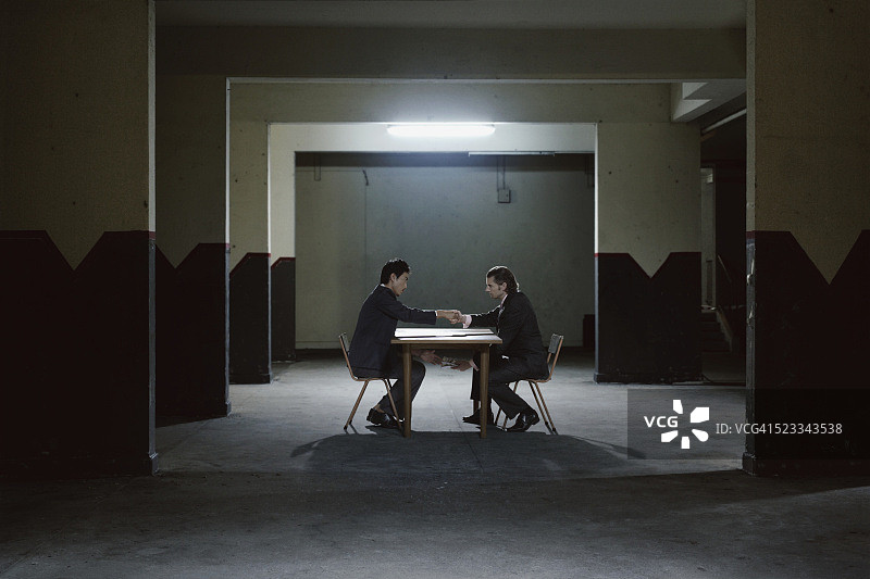 在黑暗房间里的商人图片素材