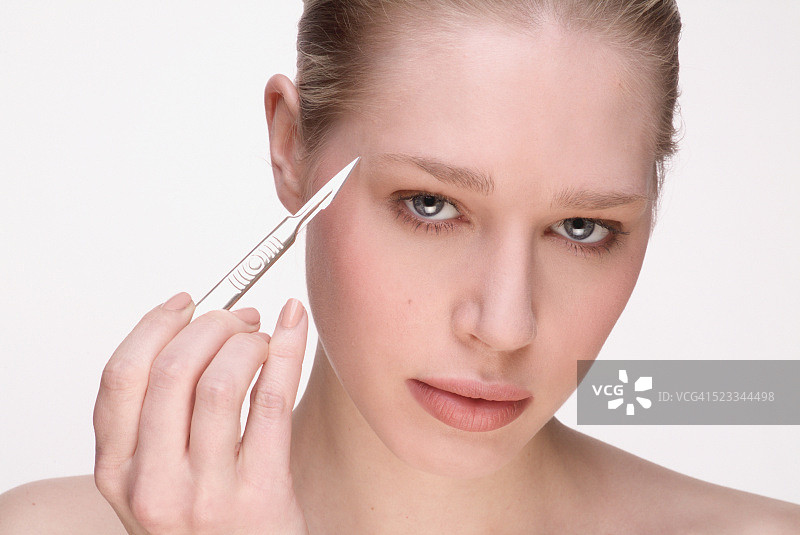 年轻女人拿着手术刀图片素材