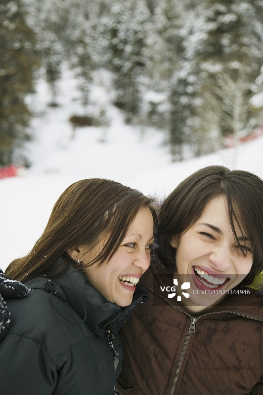 雪地里的两个女人图片素材