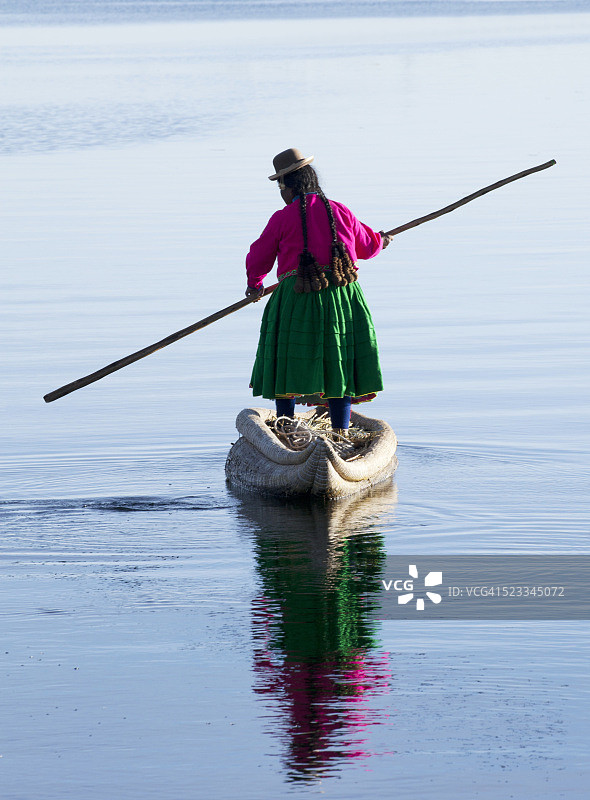 女子划着芦苇船图片素材