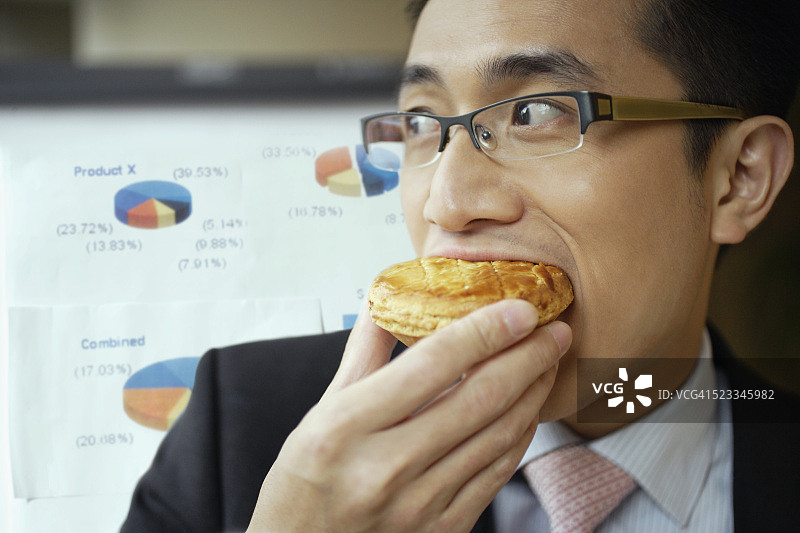商务人士吃零食图片素材