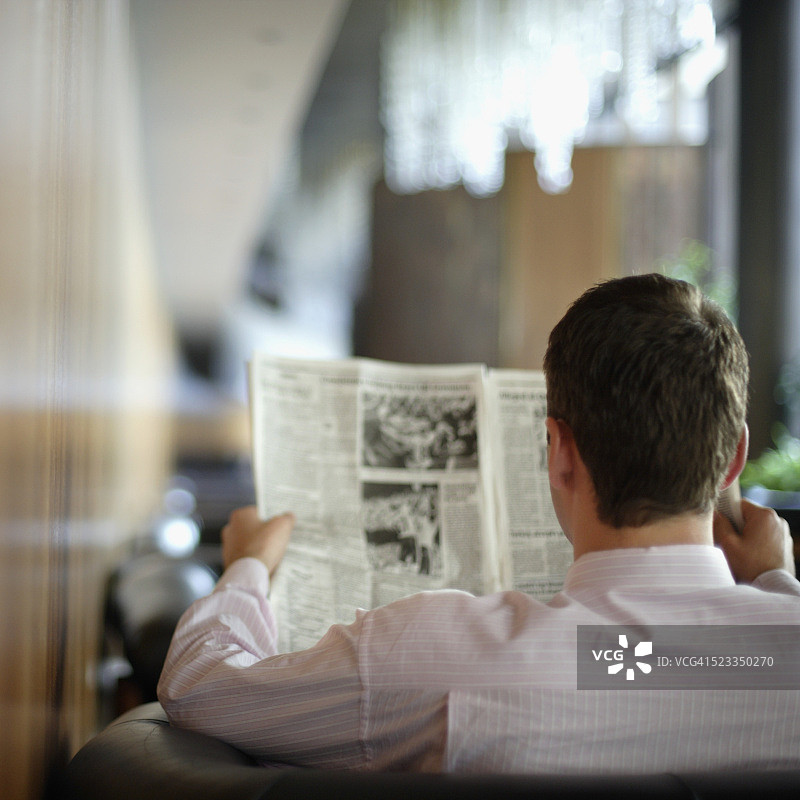 背面视角下的商人图片素材