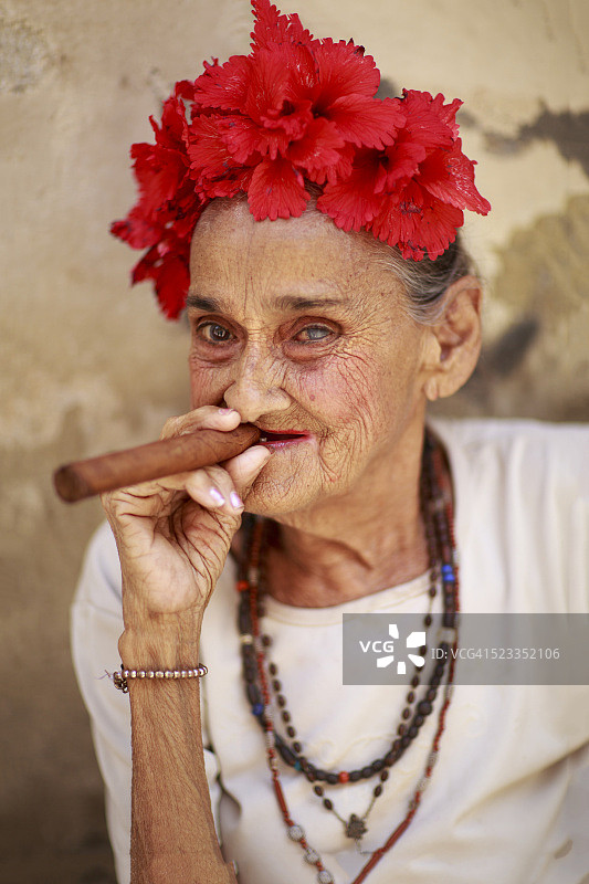 抽雪茄的古巴女人图片素材