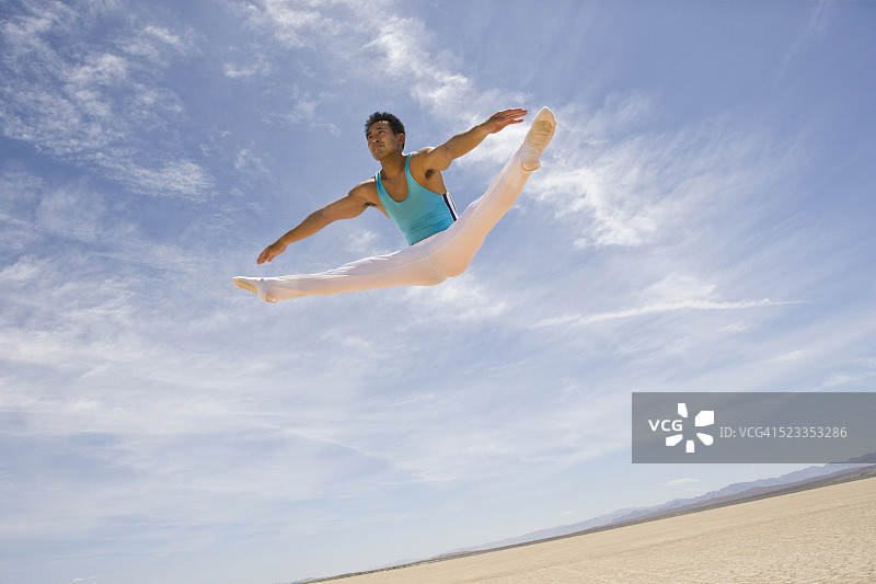 在沙漠中表演的体操运动员图片素材