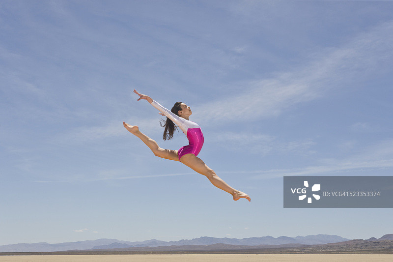 在沙漠中表演的体操运动员图片素材