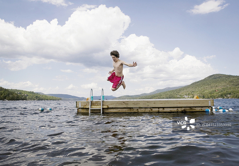 跳入湖中的青少年图片素材