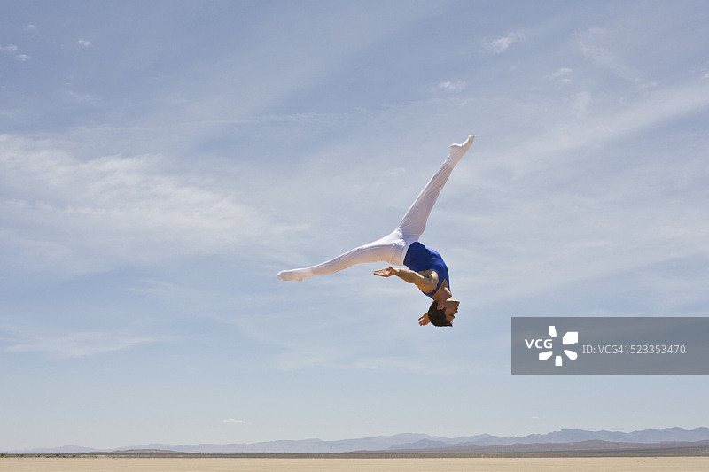 在沙漠中表演的体操运动员图片素材