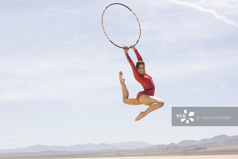 体操运动员表演呼啦圈图片素材
