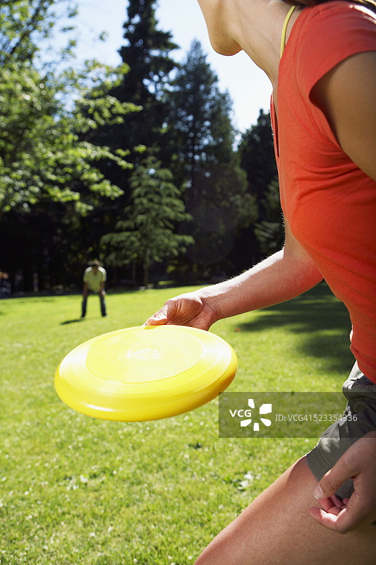 女人扔飞盘图片素材