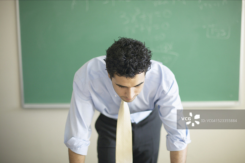 教室里的年轻教师图片素材