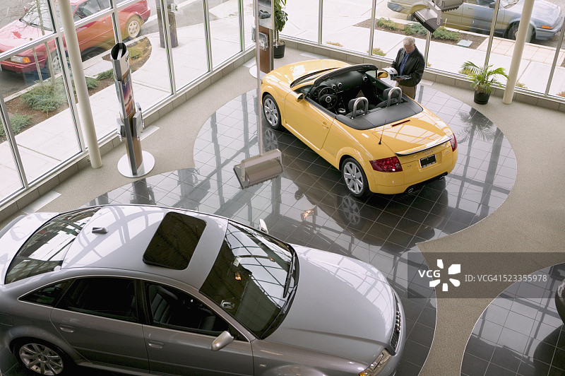 男人看着一辆奥迪敞篷车图片素材