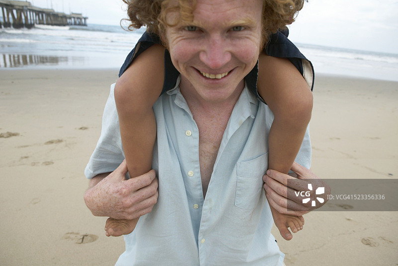 男人给孩子一个背图片素材