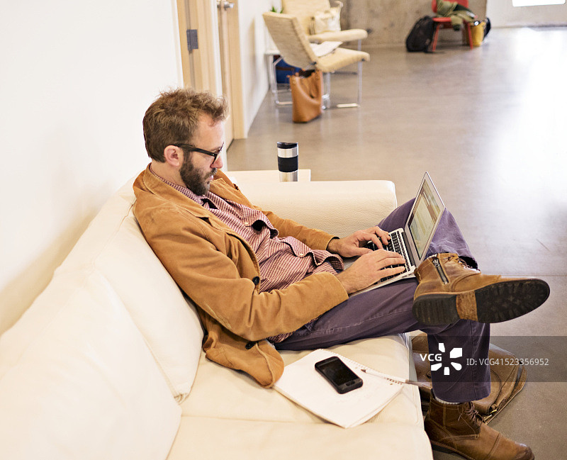 使用笔记本电脑的创意专业人士图片素材