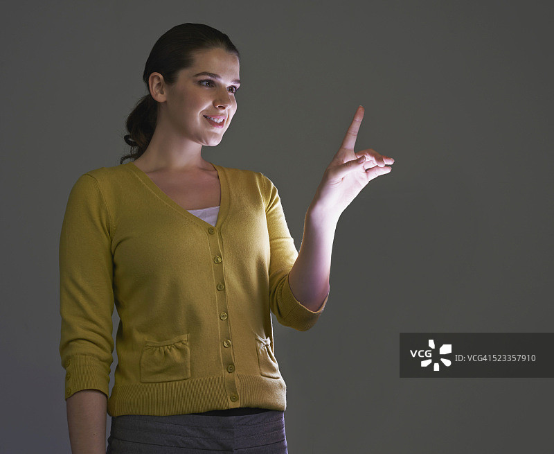 中年妇女看着用于合成的照明空间图片素材