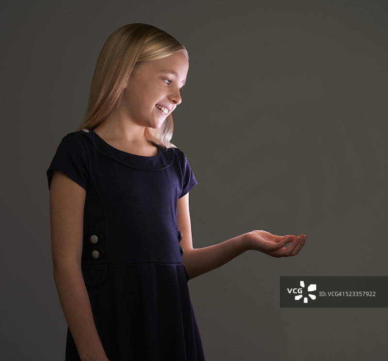 正在看发光空间以进行合成的青少年女孩（10-12岁）图片素材