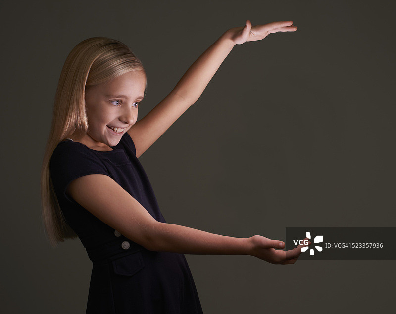 正在看发光空间以进行合成的青少年女孩（10-12岁）图片素材