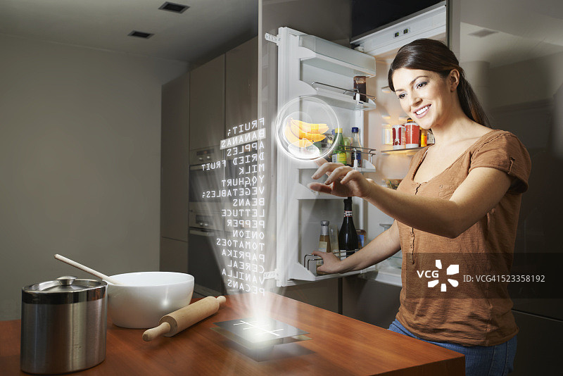 女人在未来设备上书写购物清单图片素材