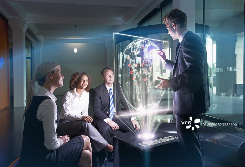 商人在未来设备上做演示图片素材