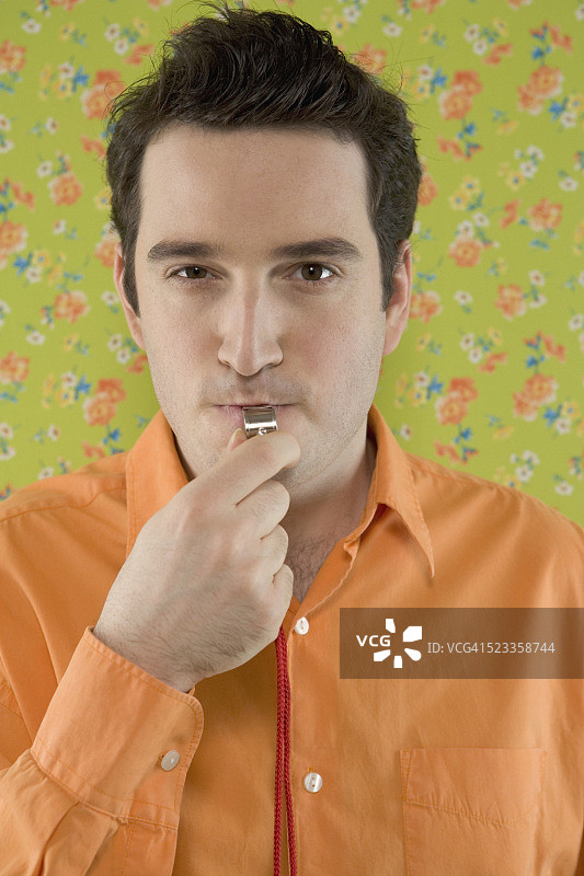 吹口哨的年轻男人图片素材