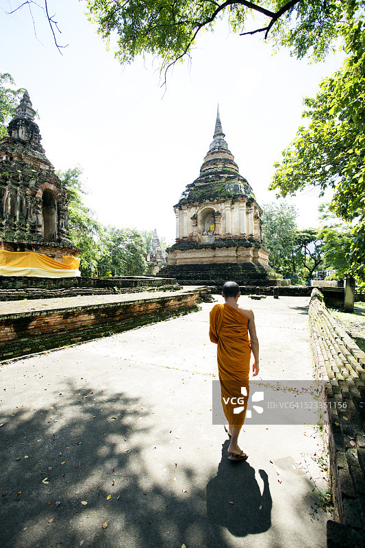 泰国清迈柴迪隆寺的佛教僧侣图片素材