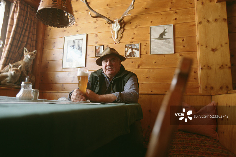 在德国巴伐利亚餐厅里喝啤酒的男人图片素材