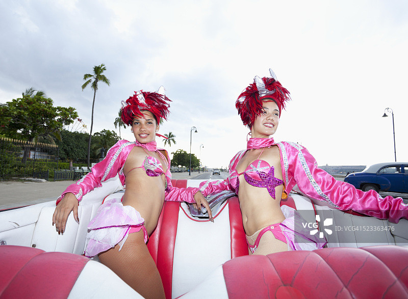 古巴哈瓦那，在美式汽车里的热带女郎舞者图片素材