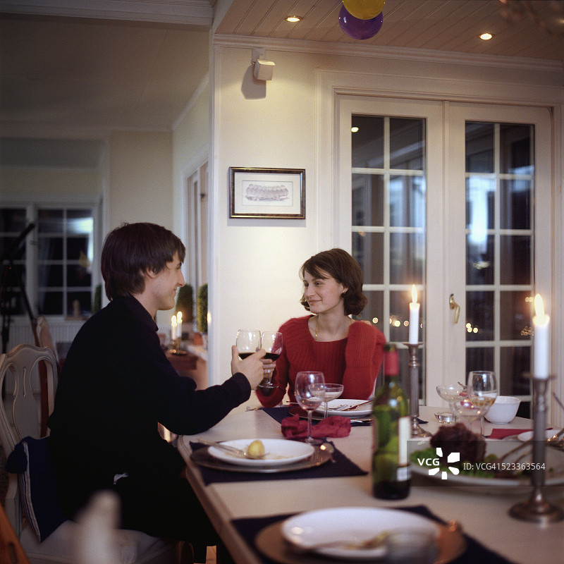男女坐在桌旁喝红酒图片素材