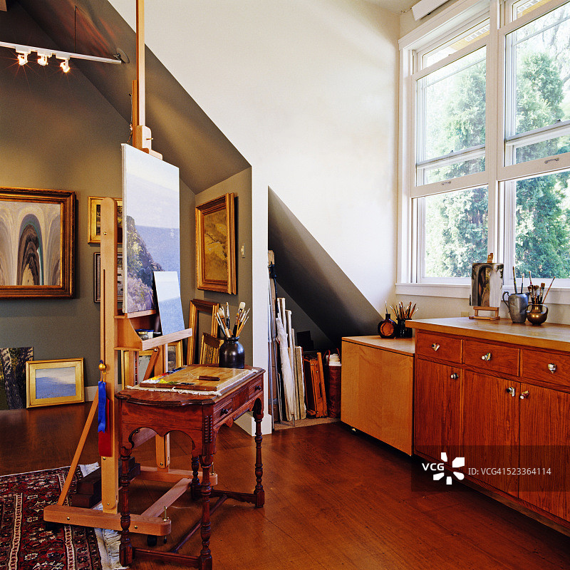 房间一角：木柜旁的风景画图片素材