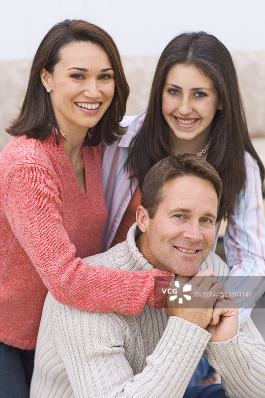 微笑的一家人图片素材