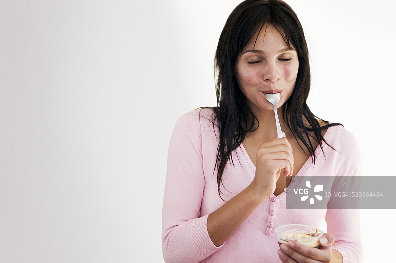 女人享用甜点图片素材