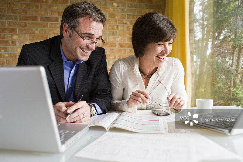 金融顾问在家中办公室与客户洽谈图片素材