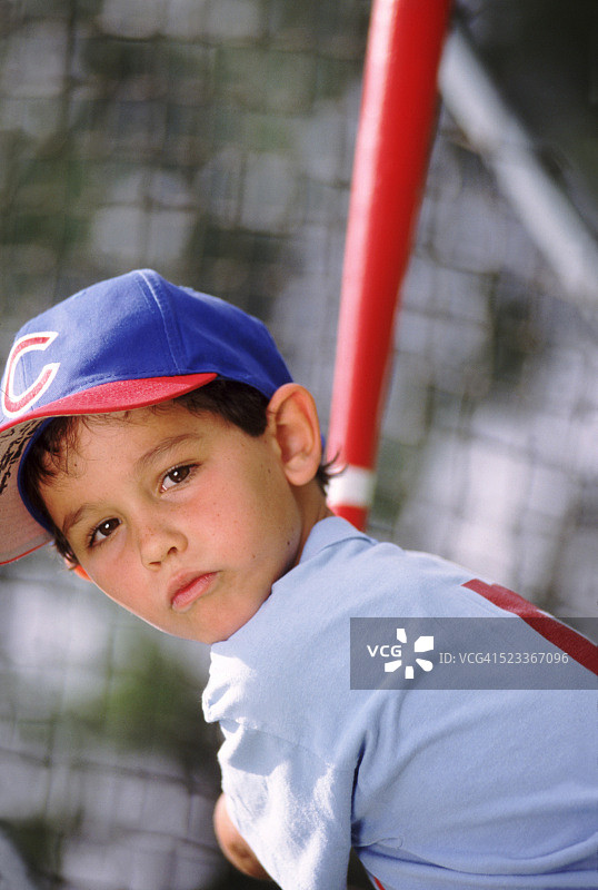专注的小联盟击球手图片素材