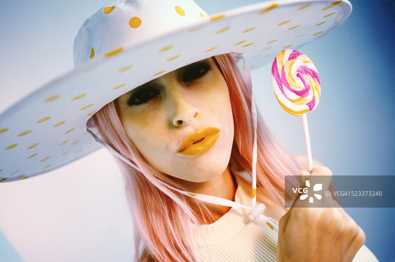 粉色头发和黄色口红的女人图片素材