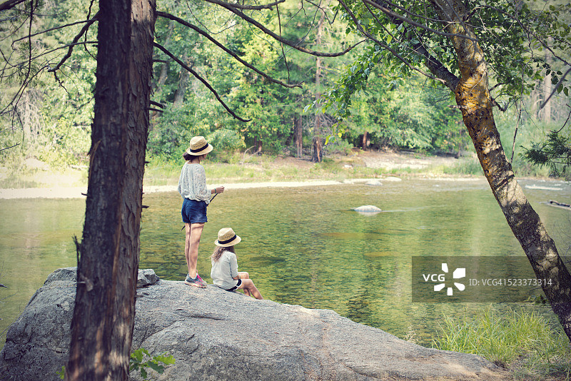 两个女孩在国王峡谷国家公园的河边岩石上图片素材