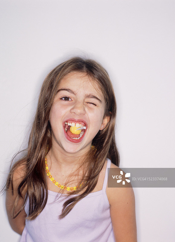 吃糖果的小女孩图片素材