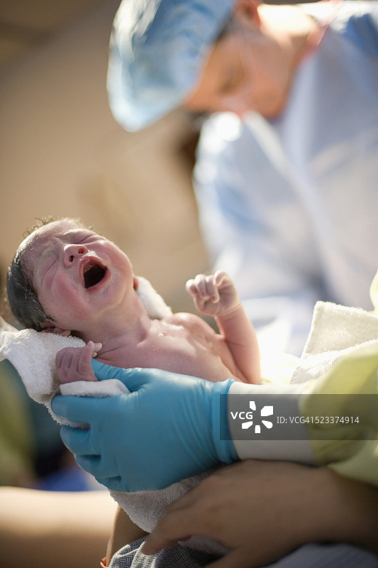 在医院里哭闹的新生婴儿图片素材