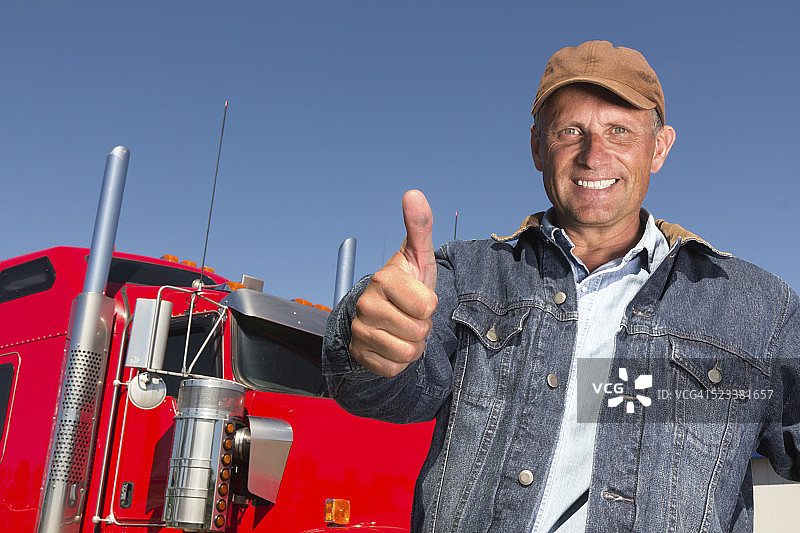 卡车司机点赞积极向上图片素材