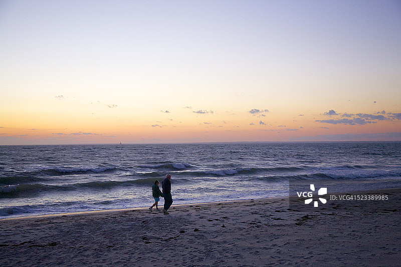 情侣在科德角海滩边散步图片素材