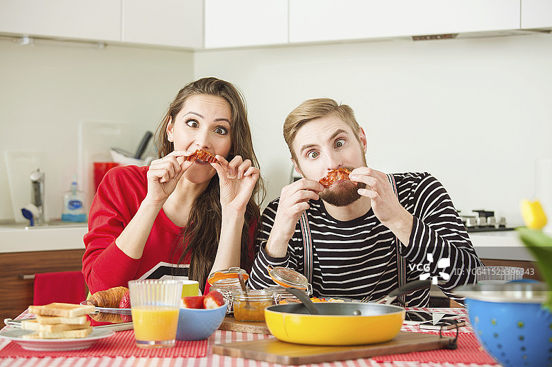 年轻夫妇在家吃早餐图片素材