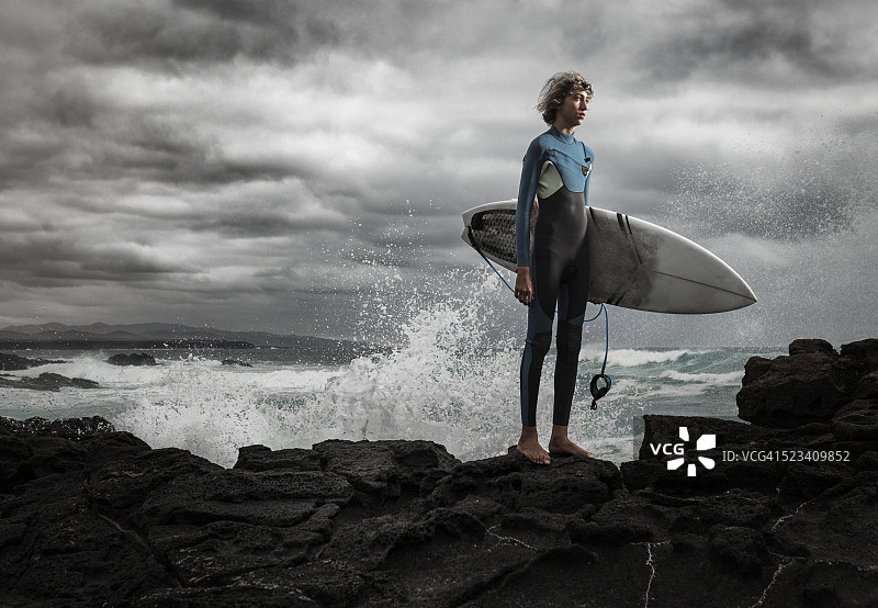 西班牙加那利群岛年轻冲浪者眺望大海图片素材