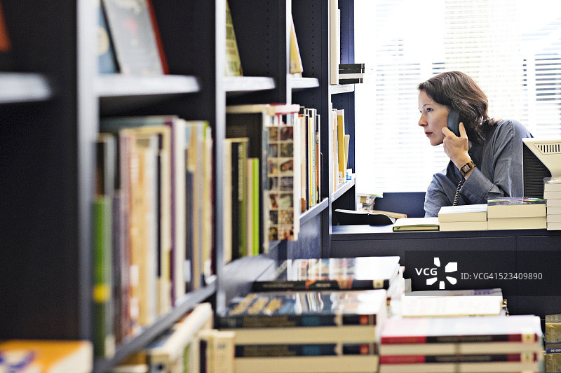在书店里打电话的女人图片素材